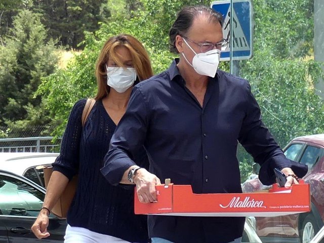 Elena Rodriguez y Pedro Solà pasean su amor por la capital y compran pasteles para endulzar el día