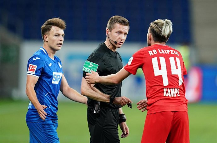 Kevin Kampl con un colegiado durante el partido entre el Hoffenheim y el Leipzig