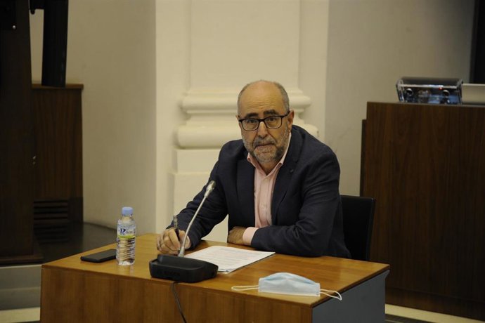 El secretario general de Presupuestos y Financiación de la Junta de Extremadura, Isidoro Novas, en la comisión de la Asamblea.