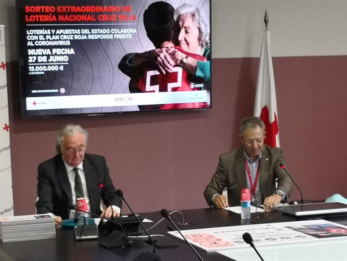 El presidente de la Sociedad Estatal de Loterías y Apuestas del Estado (SELAE), Jesús Huerta Almendro, y el presidente de Cruz Roja Española, Javier Senent, en una rueda de prensa 'online' para presentar el sorteo extraordinario de Cruz Roja 2020
