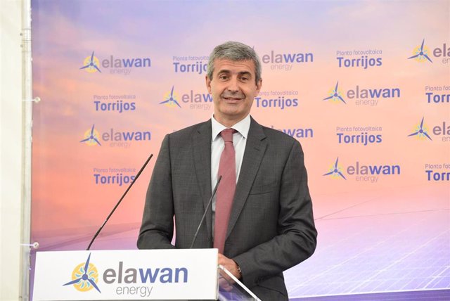 El presidente de la Diputación de Toledo, Álvaro Gutiérrez, en la inauguración de una planta fotovoltaica en Novés.