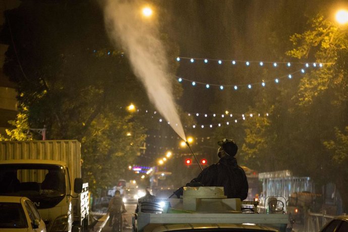 Trabajos de desinfección en Teherán