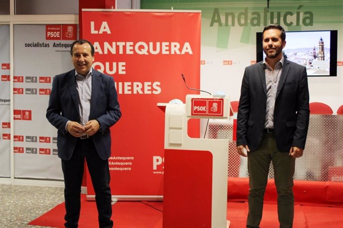 Jose Luis Ruiz Espejo y Francisco Calderon (PSOE), en rueda de prensa en Antequera sobre los planes de empleo de la Junta