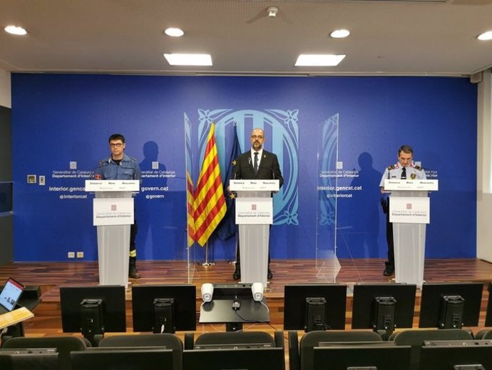 El portaveu de Bombers de la Generalitat, Francesc Xavier Boya; el conseller d'Interior, Miquel Buch; i el comissari dels Mossos Juan Carlos Molinero.