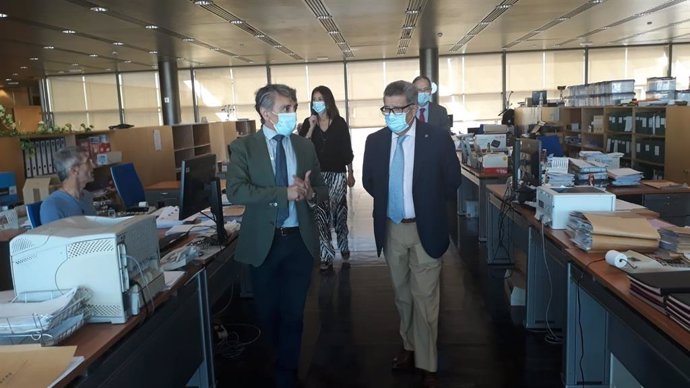El subdelegado del Gobierno en Sevilla, Carlos Toscano, durante la visita a la oficina de TGSS