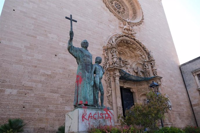 La estatua de Juníper Serra, situada en la plaza Sant Francesc de Palma, amanece con pintadas de "racista". En Palma de Mallorca, Islas Baleares (España) a 22 de junio de 2020.