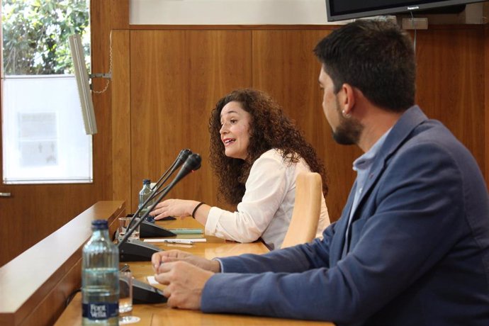 La portavoz parlamentaria de Adelante Andalucía y dirigente de IU Andalucía, Inmaculada Nieto, en rueda de prensa junto al diputado Ismael Sánchez