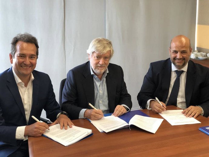 Firma del acuerdo de entrada en el accionariado de Icired, en mayo de 2019, de everis e Informa.