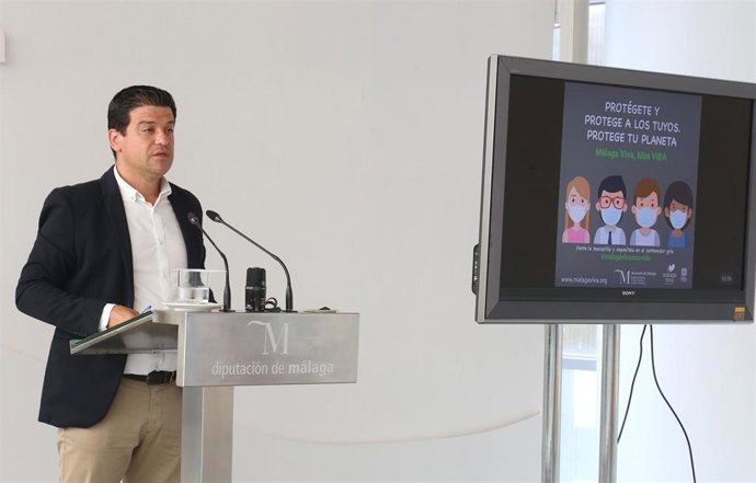 El diputado de Medio Ambiente, Turismo Interior y Cambio Climático, Cristóbal Ortega, informa de una campaña para hacer un uso responsable de mascarillas y guantes