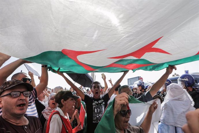 Manifestantes con la bandera de Argelia