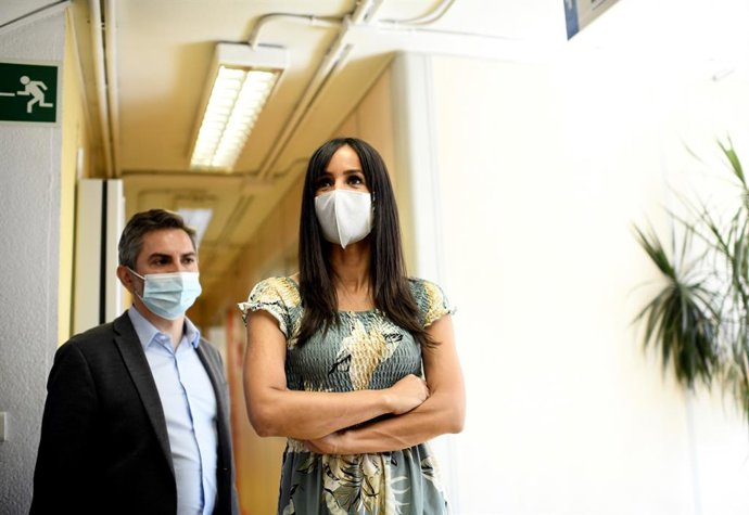 La vicealcaldesa de Madrid, Begoña Villacís y el delegado del Área de Familias, Igualdad y Bienestar Social, Pepe Aniorte durante su visita al Centro de Servicios Sociales Torre Arias en el distrito de San Blas.