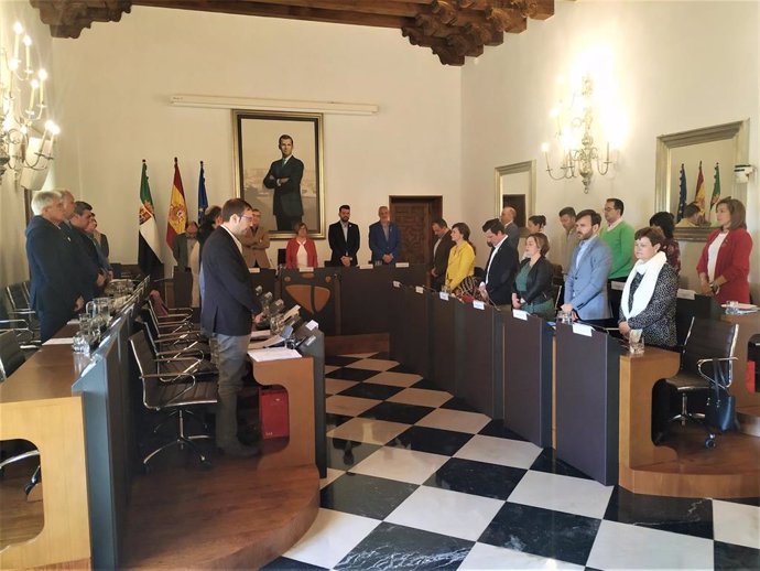 Rosario Cordero preside el primer pleno en la Diputación de Cáceres tras su incorporación