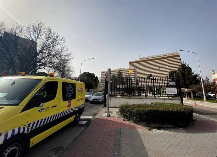 Una de las puertas de salida para coches, ambulancias y peatones del Hospital Central de la Defensa Gómez Ulla ubicado en el distrito de Carabanchel/Madrid (España).