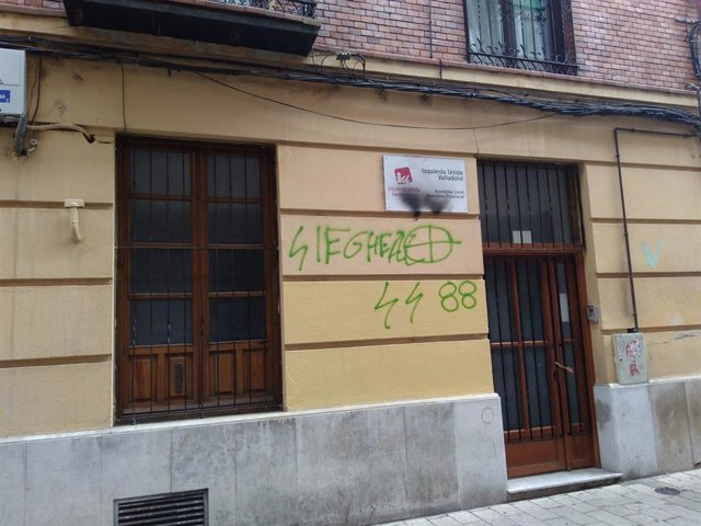 Pintadas de ideología neonazi en la sede de IU en Valladolid.