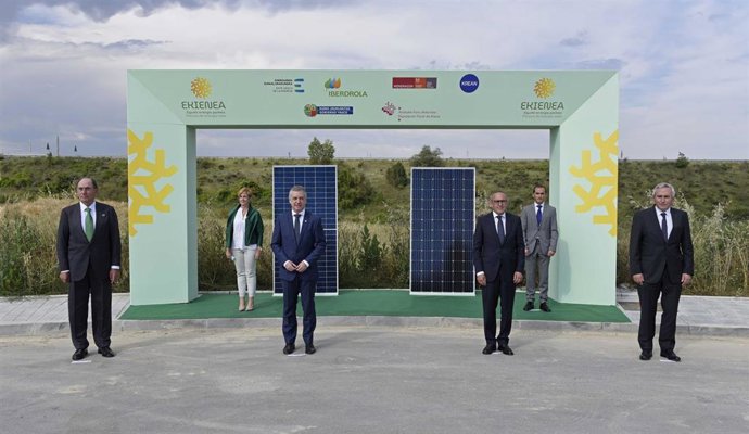 El lehendakari, Iñigo Urkullu, y el presidente de Iberdrola, Ignacio Sánchez Galán, presentan el proyecto fotovoltaica Ekienea
