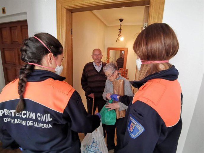 Voluntarios de Protección Civil hacen entrega de medicinas y alimentos