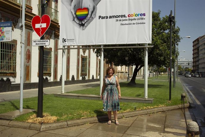 La delegada de Igualdad en la Diputación de Córdoba, Alba Doblas, junto a la lona de apoyo a al colectivo LGTBI