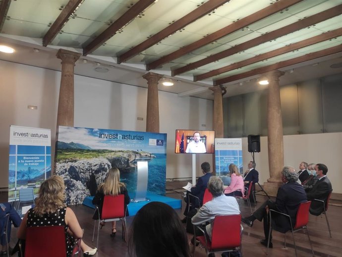 Asistentes ven un vídeo de Raül Blanco en la presentación de la Oficina de Atracción de Inversiones, en Oviedo.