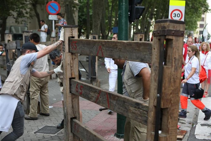 Operarios de la Carpintería Hermanos Aldaz desmontan el vallado del encierro de los Sanfermines 2019.