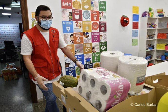 Al01 Almeria 8/5/2020.  Miembros De Cruz Roja Juventud , En Almeria, Durante Una