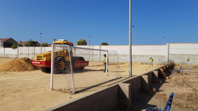 Inicio de las obras en el campo de fútbol de Pérez Cubillas.