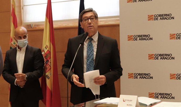 El consejero de Industria, Arturo Aliaga (derecha), acompañado por el director gerente de MotorLand, Santiago Abad (izquierda).