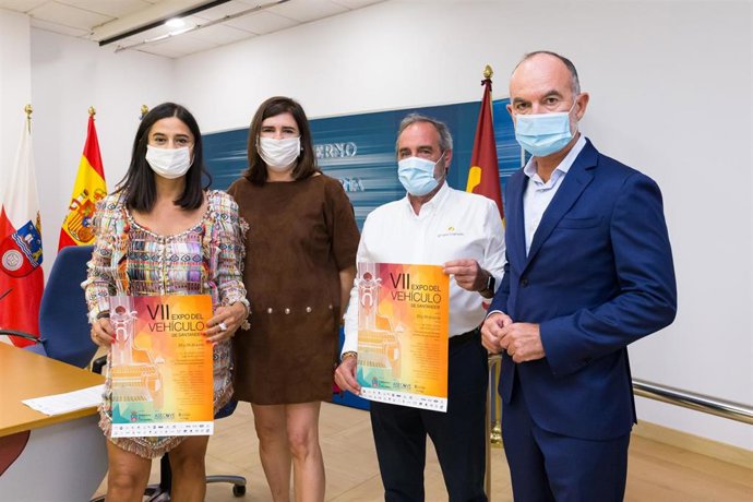 La directora general de Comercio, Odette Álvarez, y participantes en presentacion de la Feria