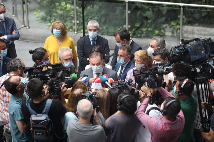 El ministro de Transportes, Movilidad y Agenda Urbana, José Luis Ábalos, responde a los periodistas junto al Jardín Tropical durante su visita a la estación de AVE Puerta de Atocha 