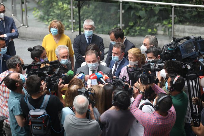 El ministro de Transportes, Movilidad y Agenda Urbana, José Luis Ábalos, responde a los periodistas junto al Jardín Tropical durante su visita a la estación de AVE Puerta de Atocha 