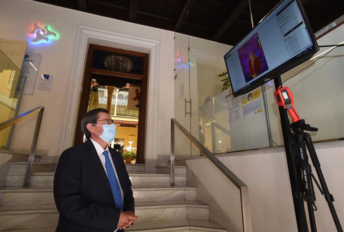 El presidente de la Diputación, José Entrena, junto a la cámara termográfica