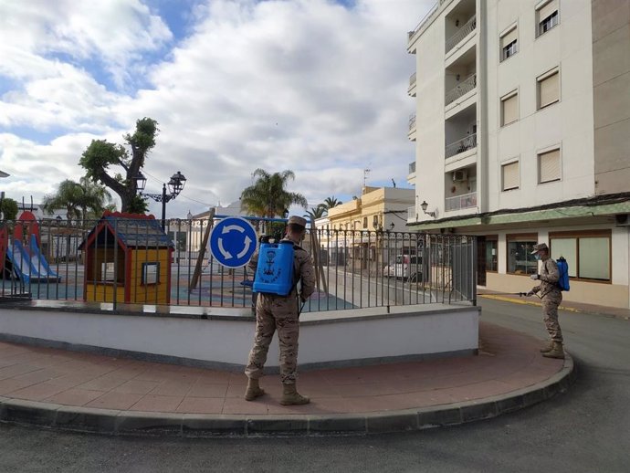 Infantes de Marina en labores de desinfección en una pueblo de Cádiz