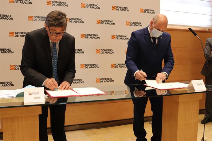 Firma del protocolo para la realización del máster.