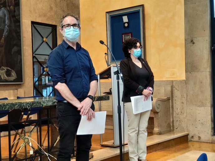 El DG de Salud Pública, Rafael Cofiño, y la DG del Sespa, Concepción Saavedra, en rueda de prensa.