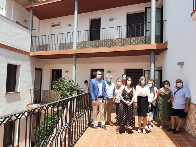 La delegada territorial de Fomento, Infraestructuras y Ordenación del Territorio, Cristina Casanueva (quinta por la izda.), en su visita a Montoro