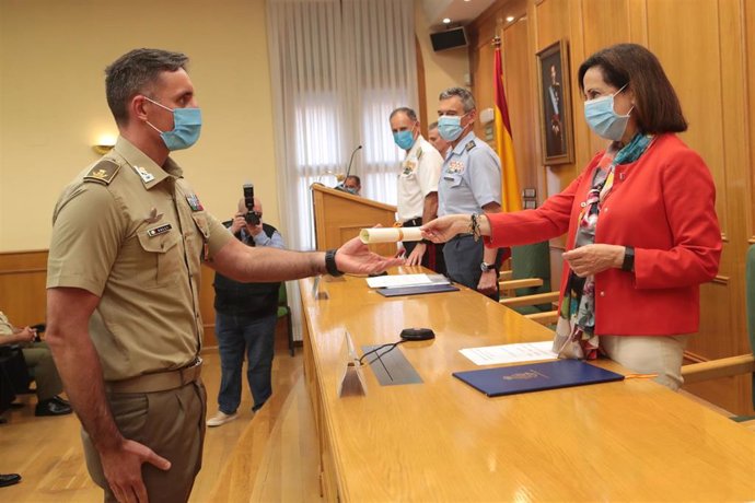 La ministra de Defensa, Margarita Robles, entrega el diploma a uno de los alumnos del XXI Curso de Estado Mayor de las Fuerzas Armadas
