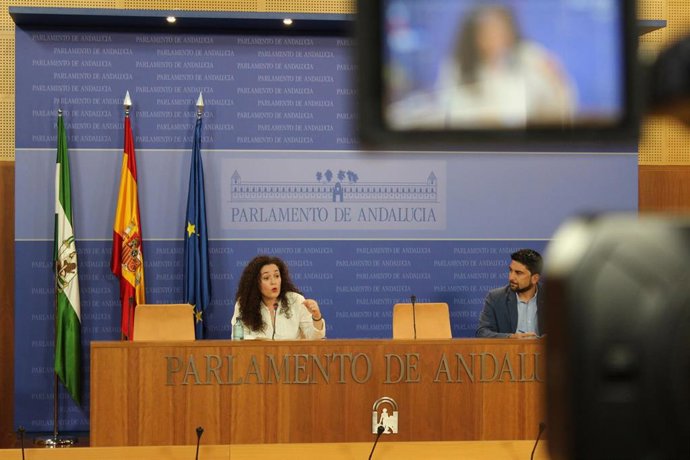 La portavoz del grupo parlamentario Adelante Andalucía, Inmaculada Nieto, y el portavoz de Adelante Andalucía en la Comisión de Presidencia, Administración Pública e Interior, Ismael Sánchez, en rueda de prensa