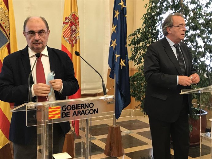 El presidente de Aragón, Javier Lambán, y el consejero de Economía, Carlos Pérez Anadón.
