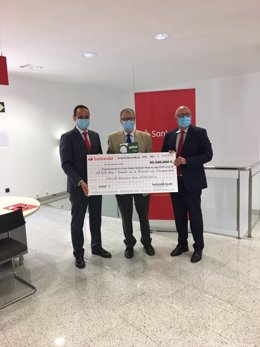 Banco Santander entrega 10.000 euros en ayudas a dos ONG de Murcia para paliar los efectos de la covid-19