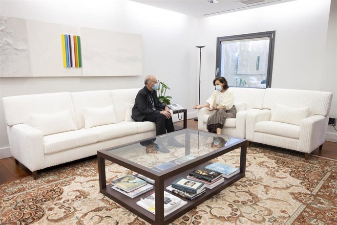 El presidente de la CEE, el cardenal arzobispo de Barcelona Juan José Omella y la vicepresidenta primera del Gobierno, Carmen Calvo, en una reunión en Moncloa