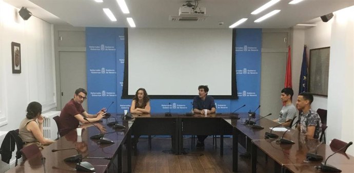 Reunión del consejero Eduardo Santos con jóvenes migrantes