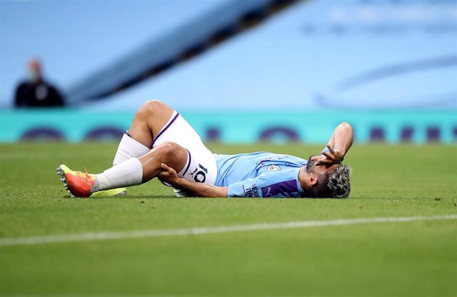 Sergio Agüero se duele de la rodilla izquierda durante el partido ante el Burnley