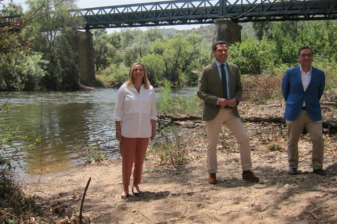 El presidente de la Junta de Andalucía, Juanma Moreno, durante la inauguración del puente de hierro sobre el Jándula