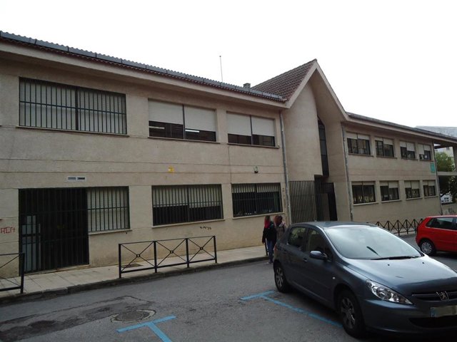 El colegio Virgen de la Montaña de Cáceres se pintará por completo este verano