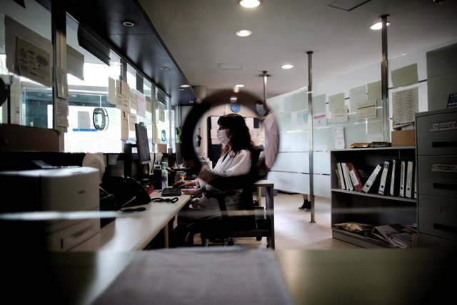 Una sanitaria del Centro de Salud García Noblejas durante su jornada laboral en en la pandemia del coronavirus, en Madrid (España) a 7 de mayo de 2020.
