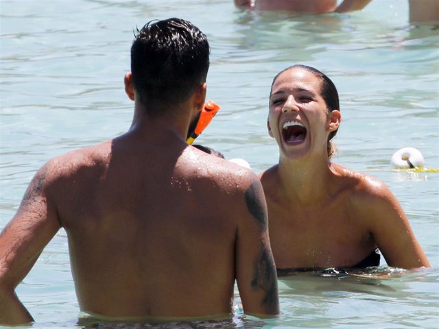 Ezequiel Garay y su mujer, Tamara Gorro, en la playa