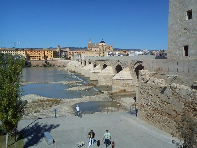Imagen del Puente Romano, con la Puerta del Puente y la Mezquita-Catedral de Córdoba al fondo.