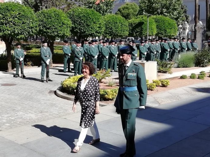 La subdelegada y el teniente coronel jefe de la Comandancia de Córdoba pasan ante una formación de guardias civiles, en una imagen de archivo.