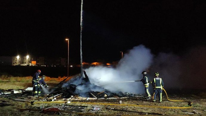Los bomberos extinguen una hoguera en la zona de El Tablero