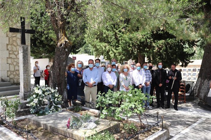 Homenaje junto a la tumba de Rafael Zabaleta