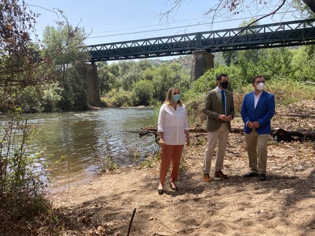 El presidente de la Junta en su visita al Puente de Hierro.